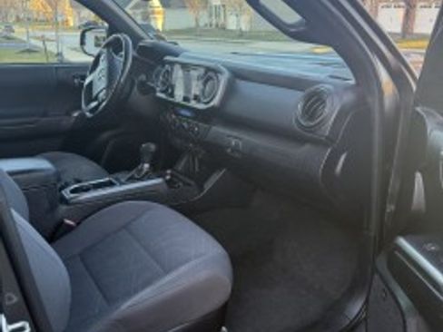 Used 2017 Toyota Tacoma TRD Off-Road image 8