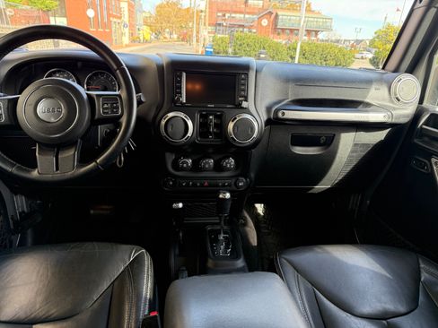 Used 2016 Jeep Wrangler Unlimited Sahara w/ Connectivity Group image 11