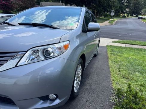 Used 2017 Toyota Sienna XLE w/ XLE Navigation Package FWD image 2