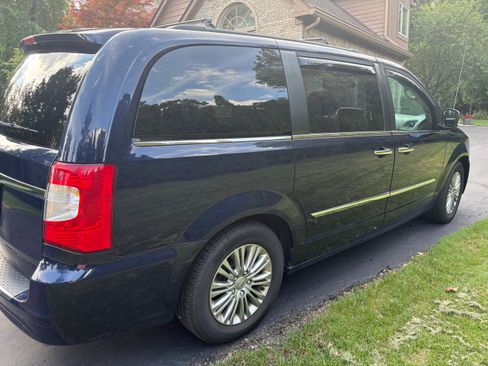 Used 2016 Chrysler Town & Country Touring-L FWD image 15