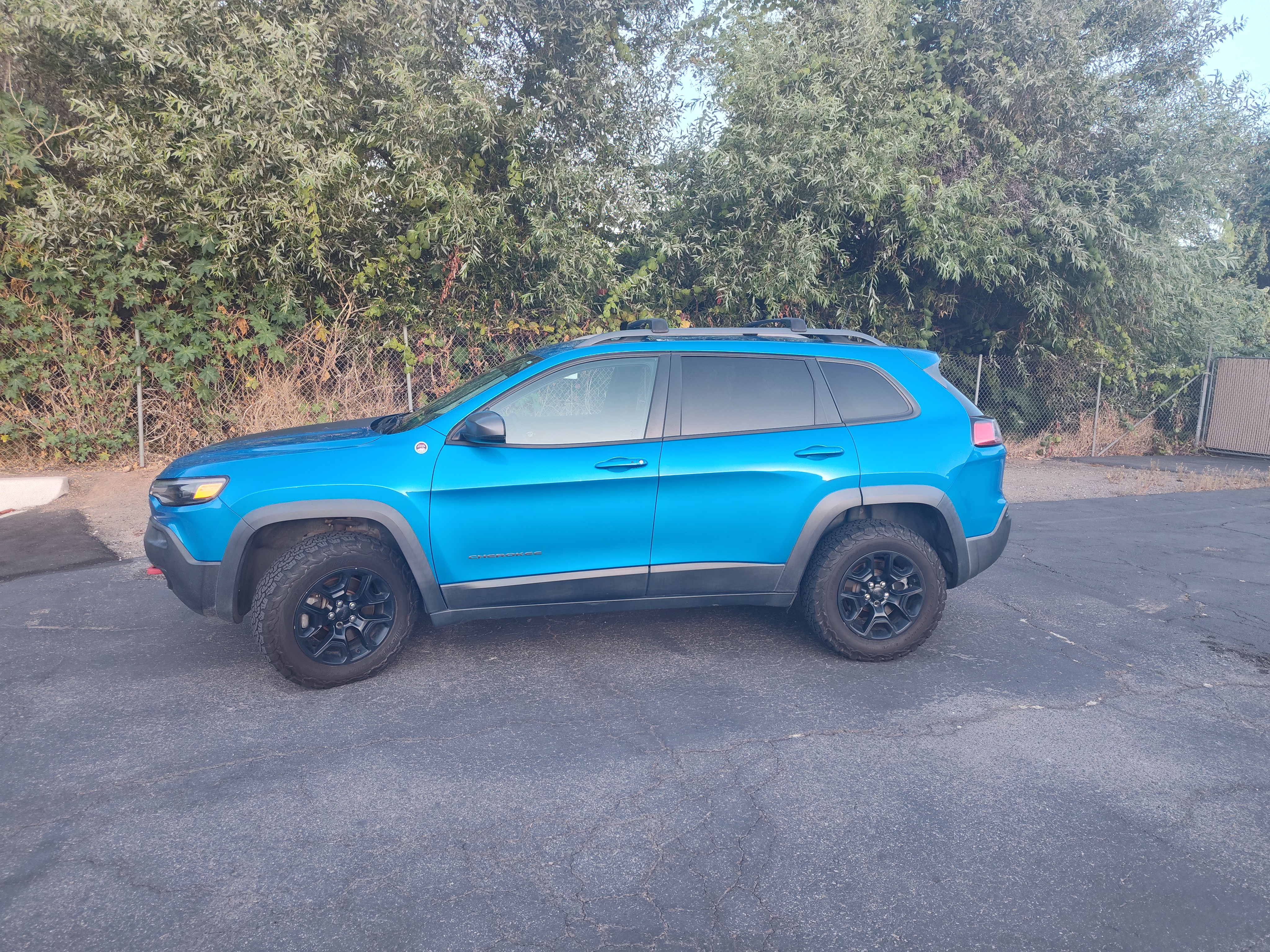 Used 2020 Jeep Cherokee Trailhawk w/ Cold Weather Group AWD/4WD image 13