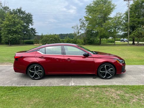 Used 2024 Nissan Altima 2.5 SR w/ SR Premium Package FWD image 6