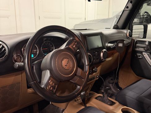 Used 2011 Jeep Wrangler Unlimited Sahara w/ Connectivity Group AWD/4WD image 2