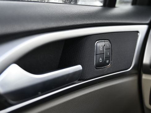 Used 2018 Ford Fusion SE image 17