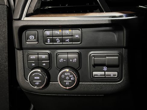 Used 2025 Chevrolet Suburban High Country AWD/4WD image 14