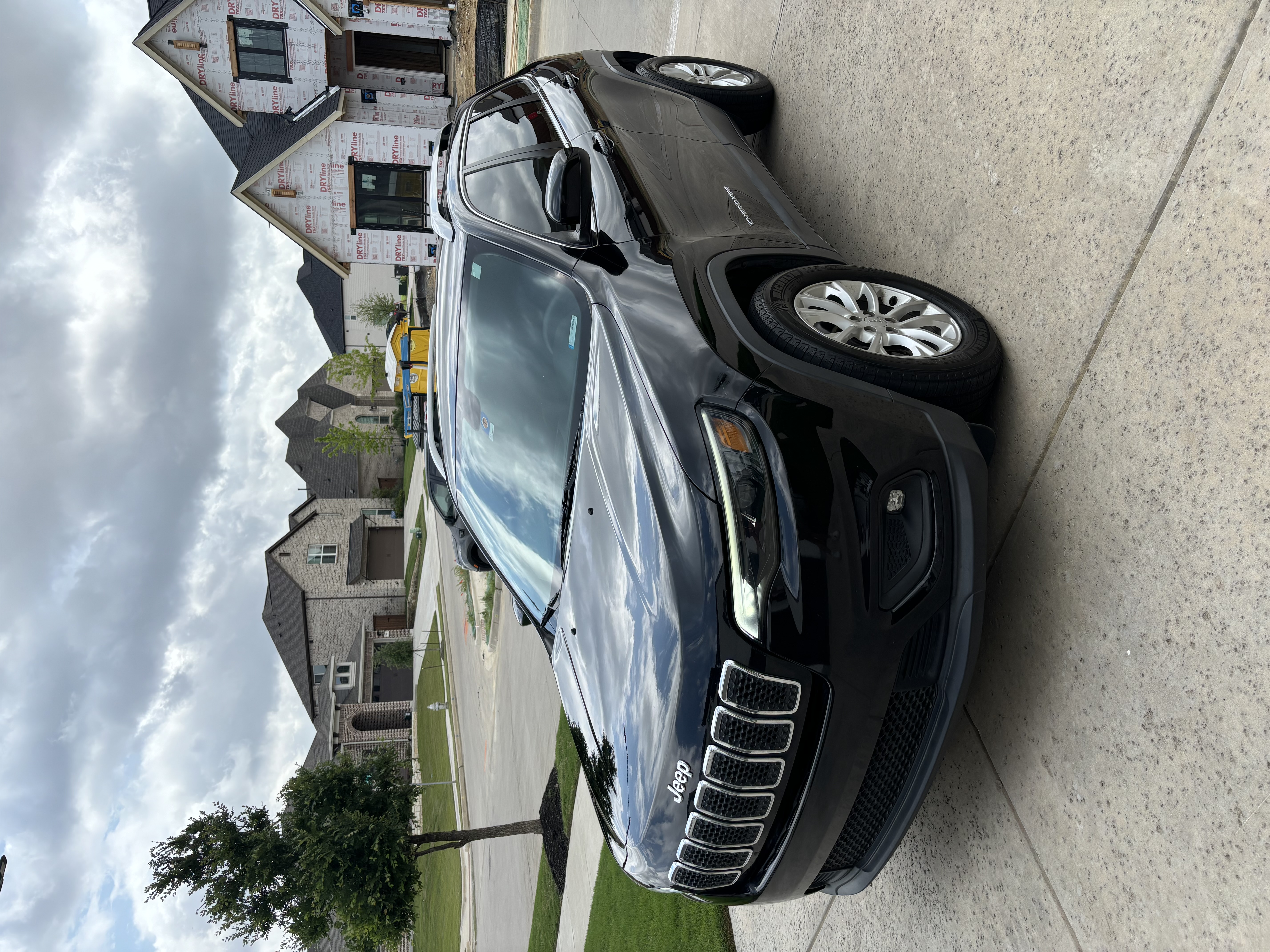 Used 2019 Jeep Cherokee Latitude w/ Popular Appearance Group FWD image 1