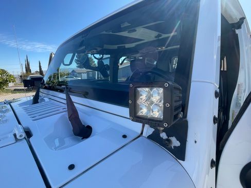 Used 2015 Jeep Wrangler Unlimited Rubicon w/ Connectivity Group image 10