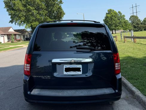 Used 2008 Chrysler Town & Country Touring w/ Entertainment Group #2 FWD image 6