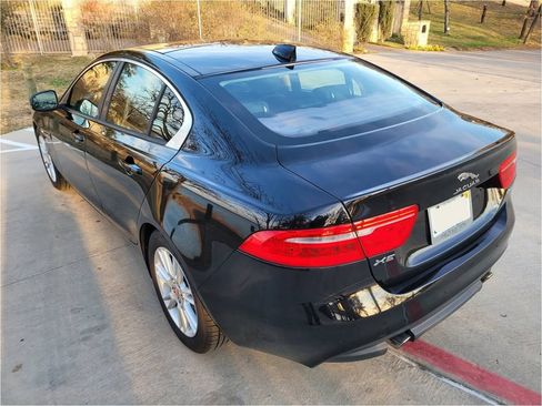 Used 2018 Jaguar XE Premium image 4