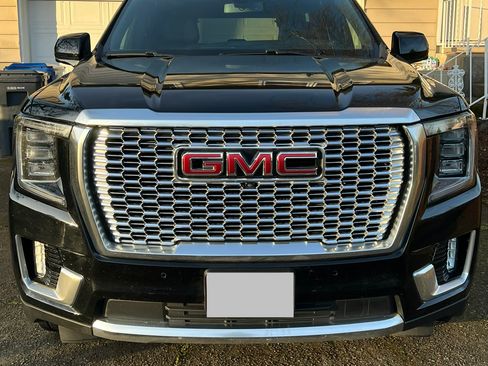 Used 2021 GMC Yukon Denali image 2