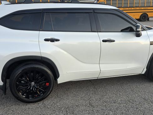 Used 2024 Toyota Highlander XSE image 2