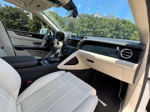Used 2021 Bentley Bentayga AWD/4WD image 18