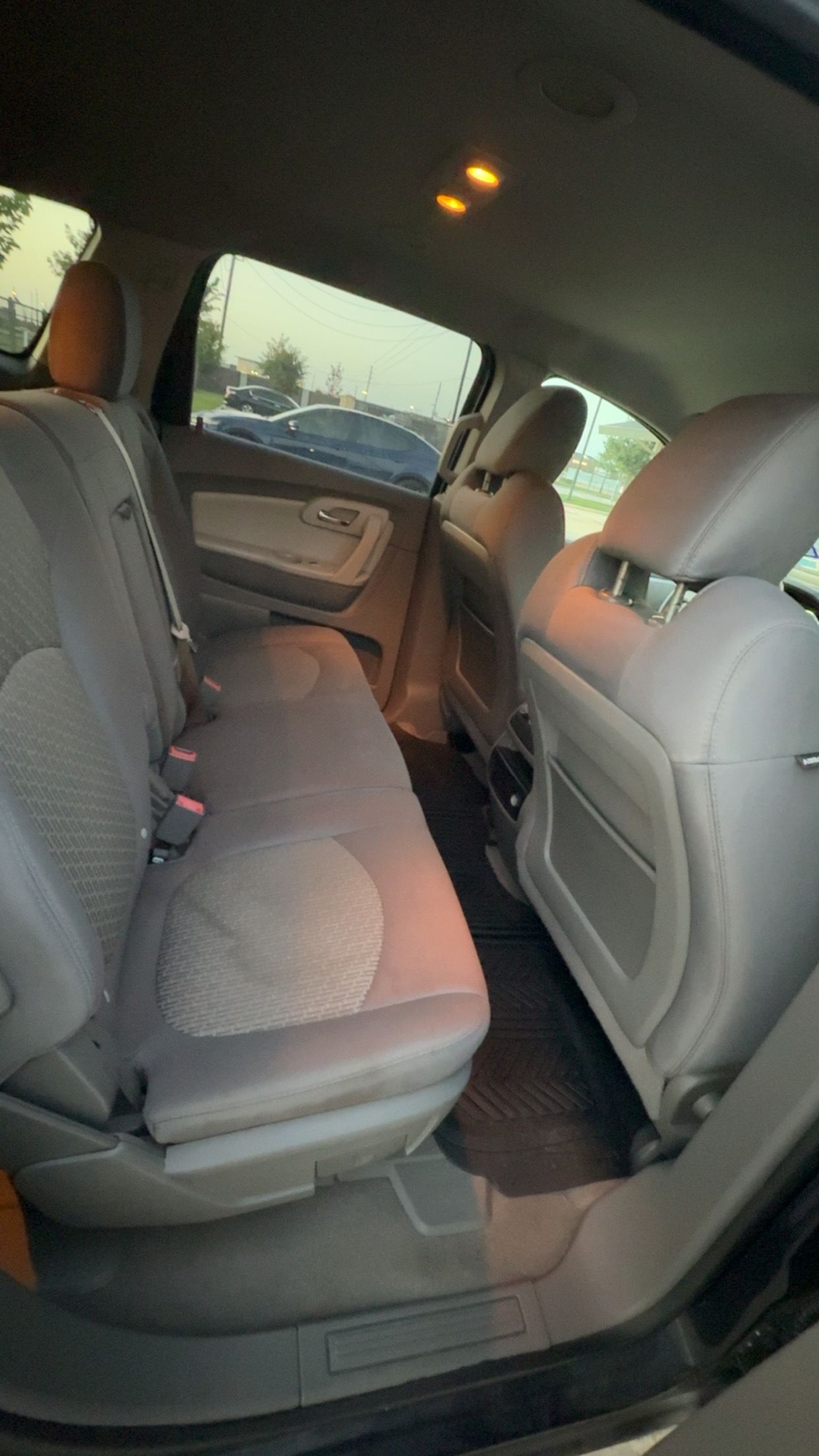 Used 2011 Chevrolet Traverse LT FWD image 1
