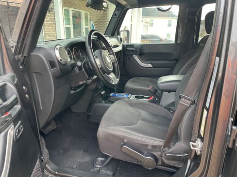 Used 2017 Jeep Wrangler Unlimited Sahara w/ Connectivity Group image 6