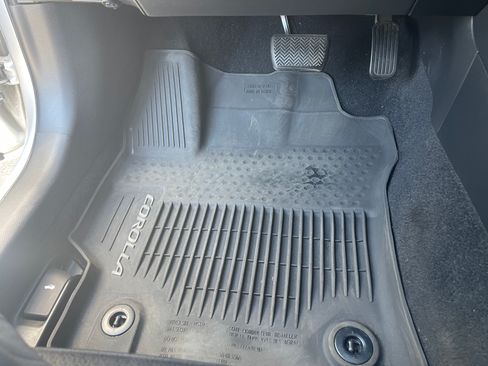 Used 2021 Toyota Corolla LE image 15