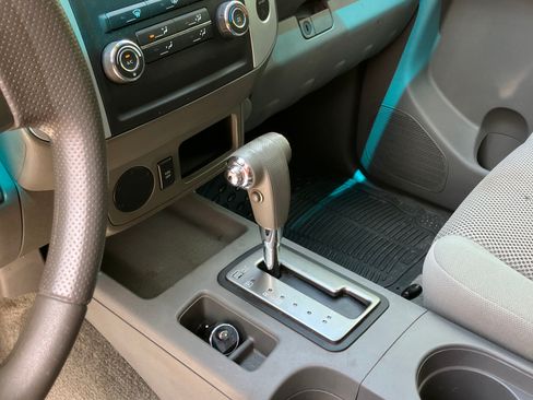 Used 2010 Nissan Frontier SE image 8