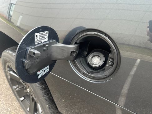 Used 2019 Cadillac Escalade Platinum image 17