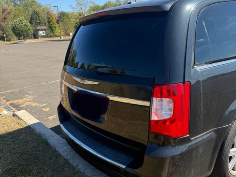 Used 2011 Chrysler Town & Country Touring image 5