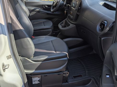 Used 2023 Mercedes-Benz Metris image 9