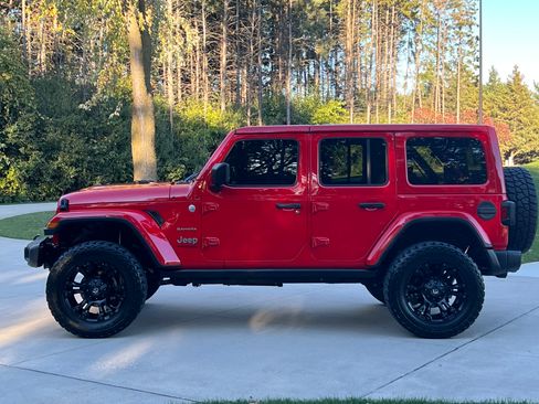 Used 2019 Jeep Wrangler Unlimited Sahara w/ Uconnect 4C Nav & Sound Group image 2