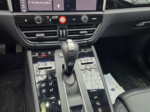 Used 2024 Porsche Macan image 16