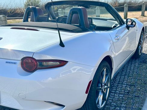Used 2022 MAZDA MX-5 Miata Grand Touring image 2