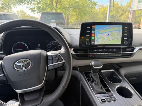 Used 2024 Toyota Sienna Limited image 9