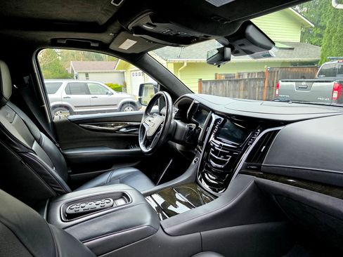 Used 2020 Cadillac Escalade ESV Platinum image 4