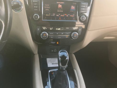 Used 2018 Nissan Rogue SL w/ Premium Package image 12