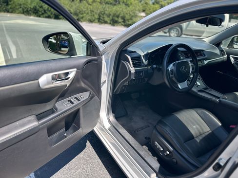 Used 2013 Lexus CT 200h FWD image 10