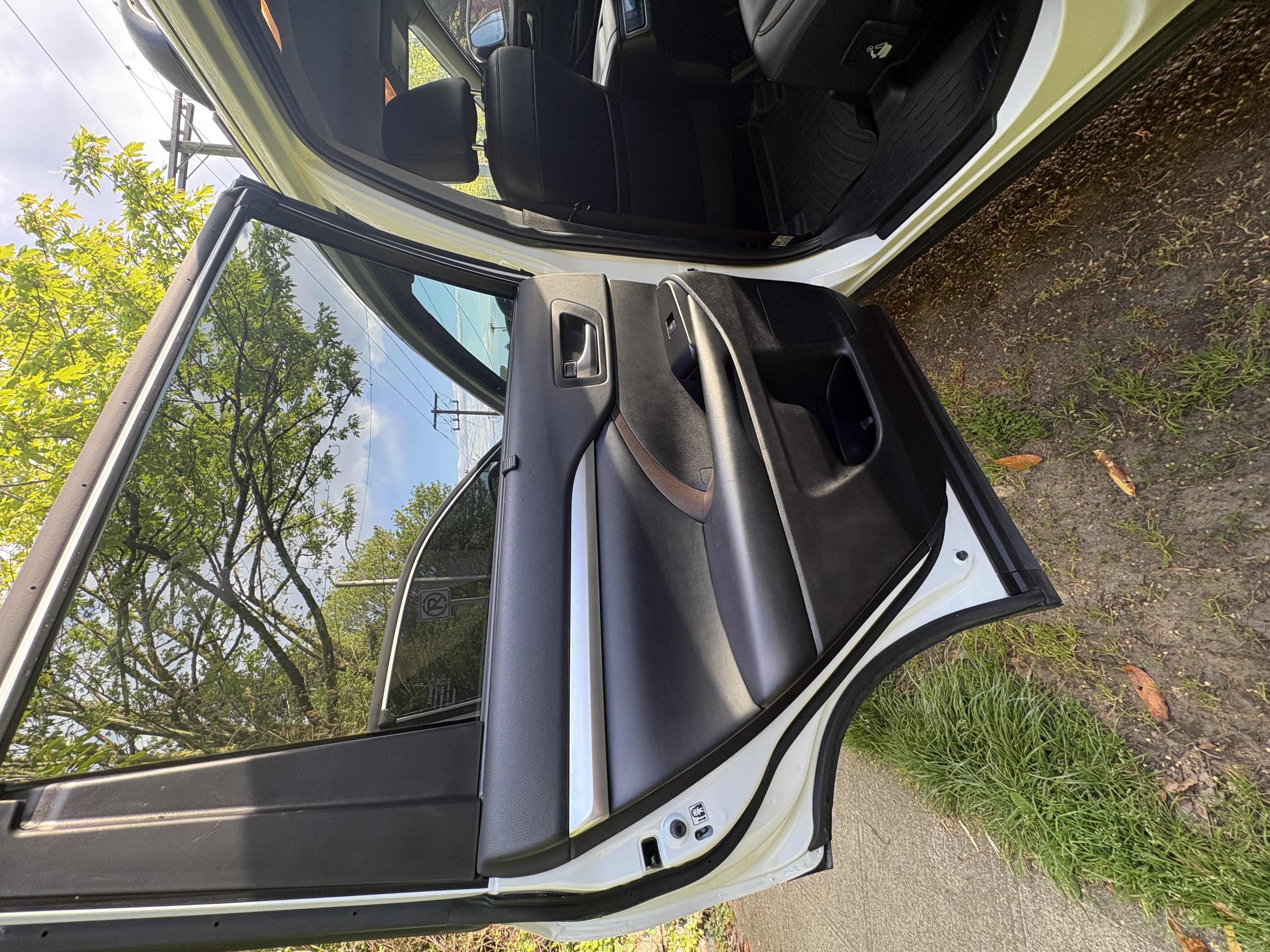 Used 2019 Toyota Highlander XLE w/ Carpet Mat Package (TMS) AWD/4WD image 9
