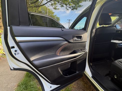 Used 2019 Toyota Highlander XLE w/ Carpet Mat Package (TMS) AWD/4WD image 9