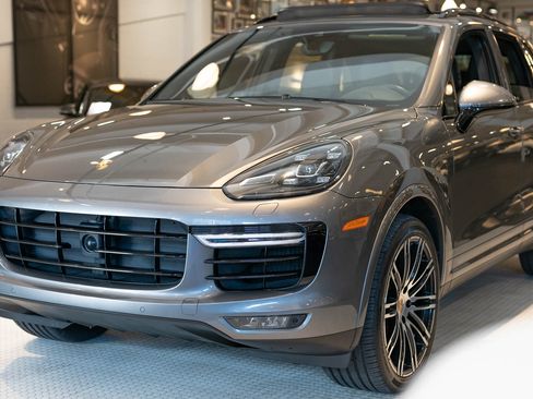 Used 2016 Porsche Cayenne Turbo S image 2