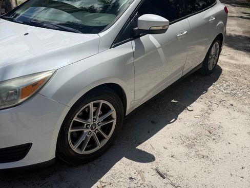 Used 2015 Ford Focus SE FWD image 1