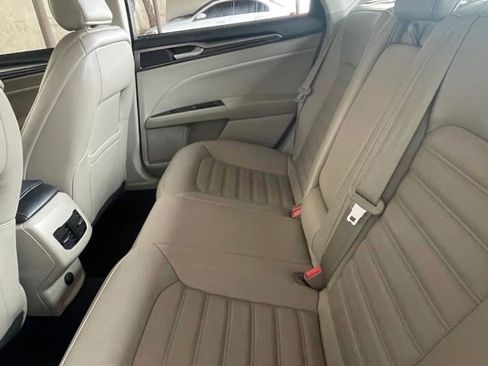 Used 2017 Ford Fusion SE w/ Fusion SE Technology Package image 9