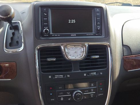 Used 2011 Chrysler Town & Country Touring w/ Driver Convenience Group image 12