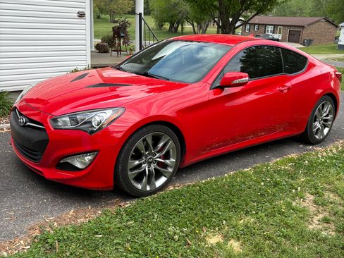 Used 2016 Hyundai Genesis Coupe 3.8 RWD image 2