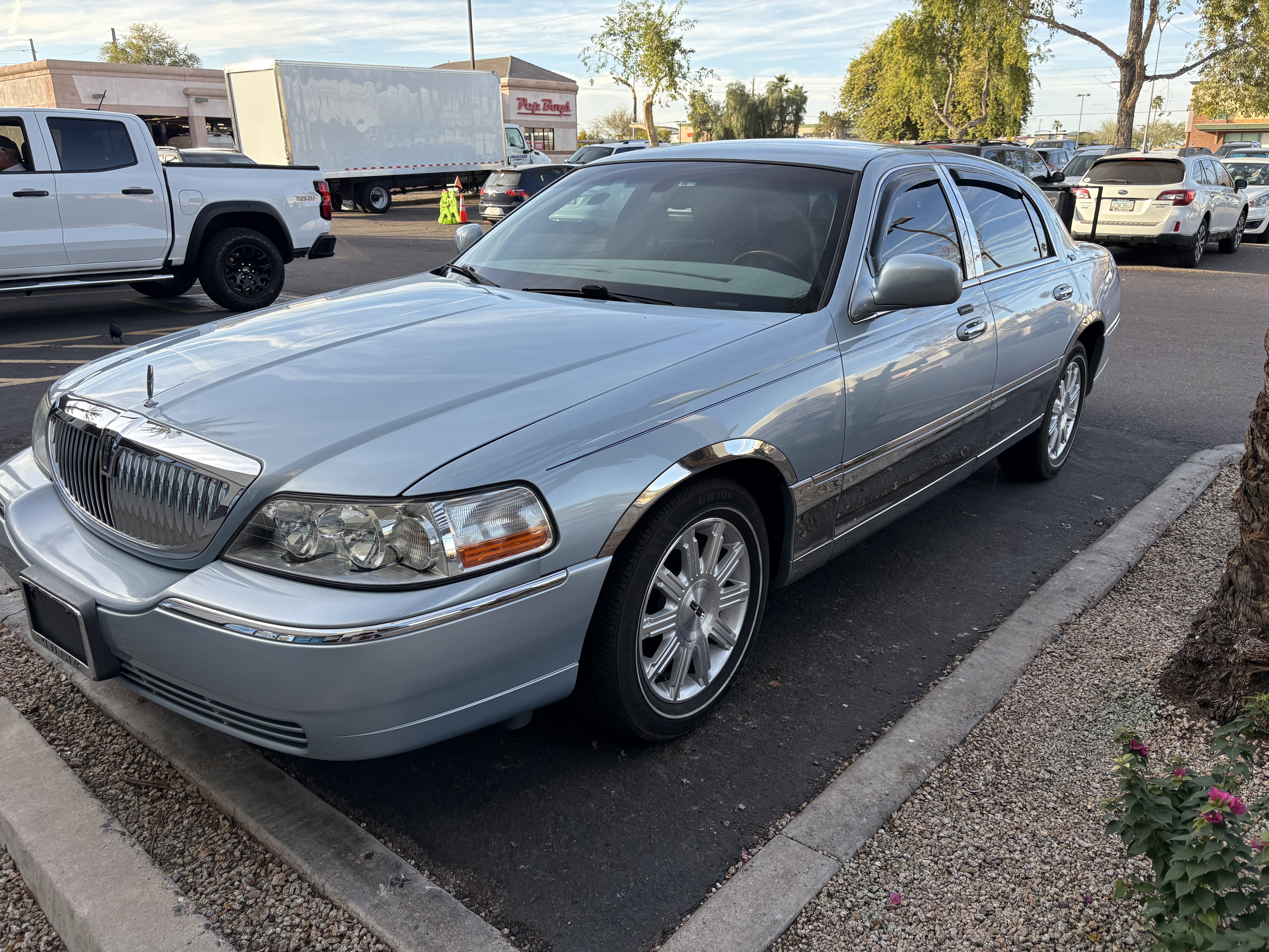 Used 2011 Lincoln Town Car Signature Limited RWD image 1