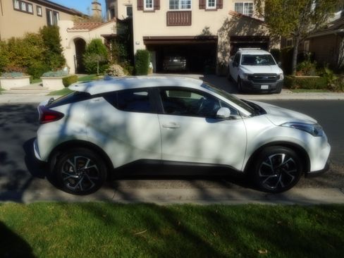 Used 2018 Toyota C-HR XLE image 4