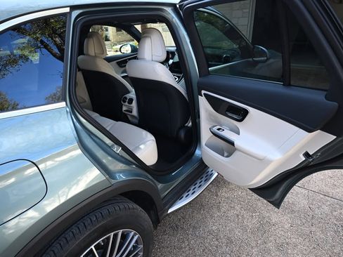 Used 2025 Mercedes-Benz GLC 300 4MATIC image 10