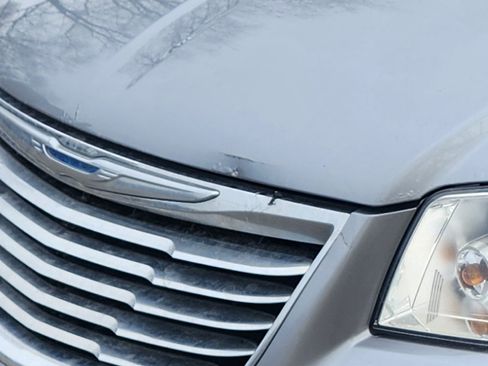 Used 2015 Chrysler Town & Country Touring w/ Driver Convenience Group image 12