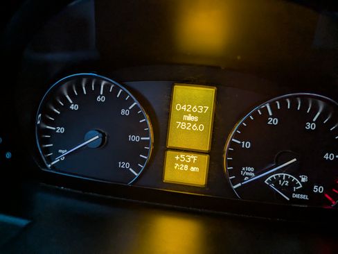 Used 2018 Mercedes-Benz Sprinter 2500 image 10