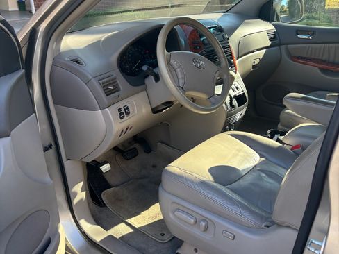 Used 2010 Toyota Sienna XLE Limited image 17