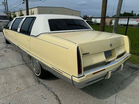 Used 1993 Cadillac Fleetwood Sedan RWD image 21