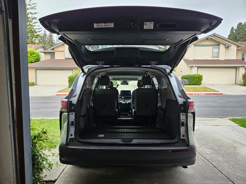 Used 2022 Toyota Sienna XLE image 10