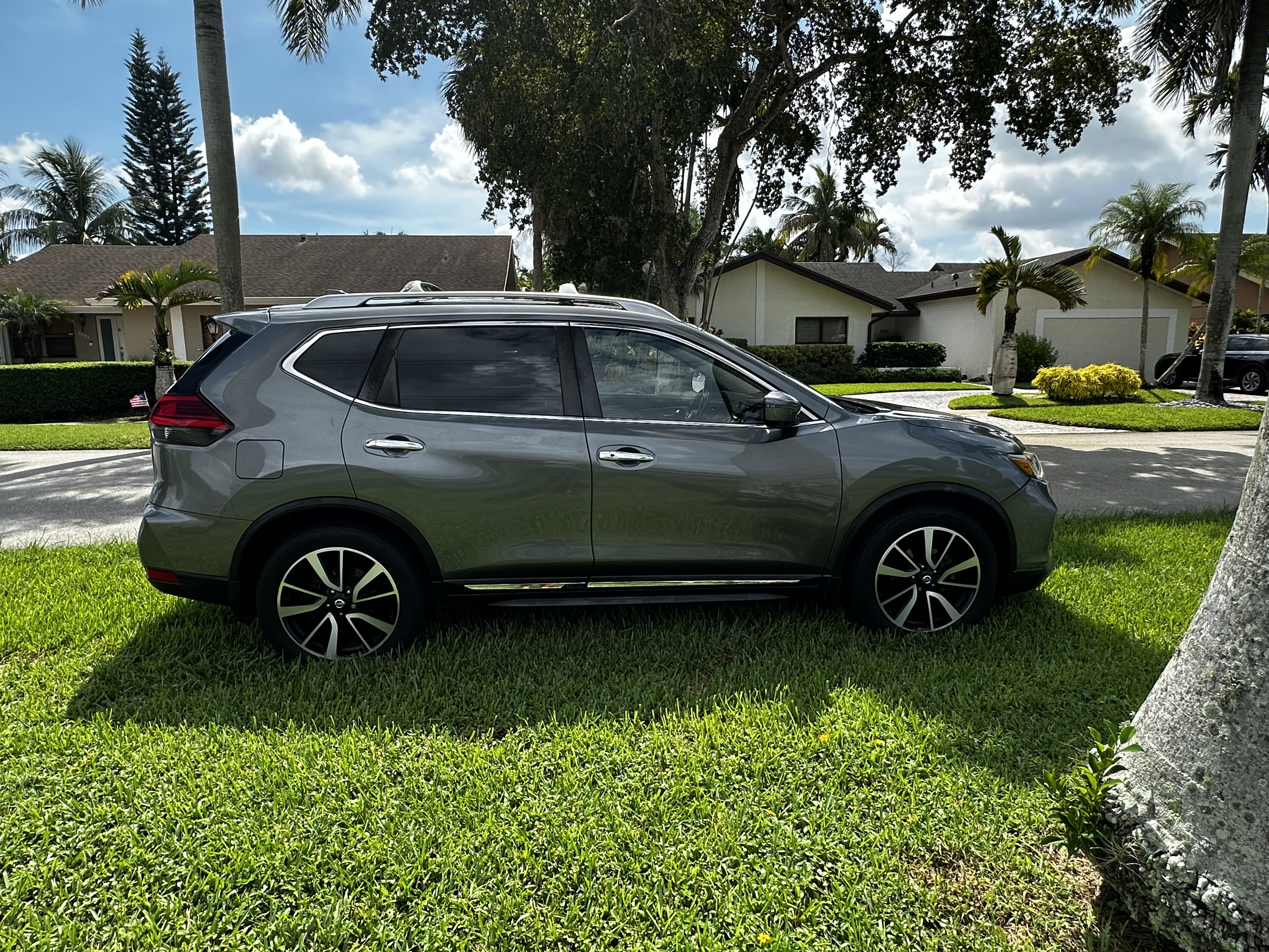 Used 2017 Nissan Rogue SL w/ SL Premium Package FWD image 4