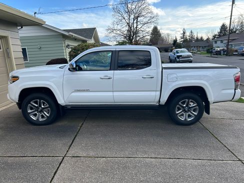 Used 2018 Toyota Tacoma Limited image 1