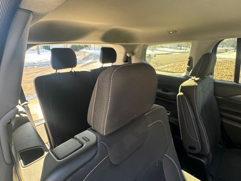 Used 2023 Jeep Grand Cherokee L Laredo image 8