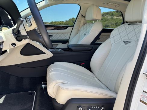 Used 2021 Bentley Bentayga AWD/4WD image 20