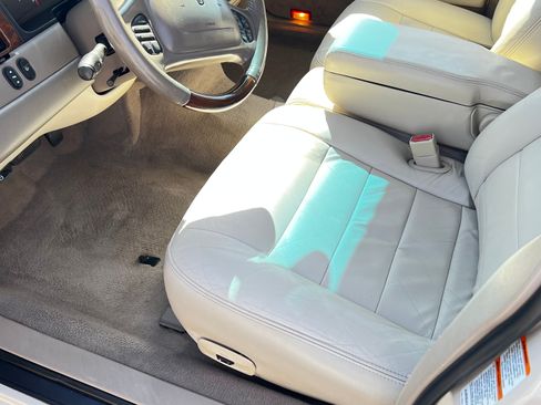 Used 2001 Lincoln Town Car Signature image 8